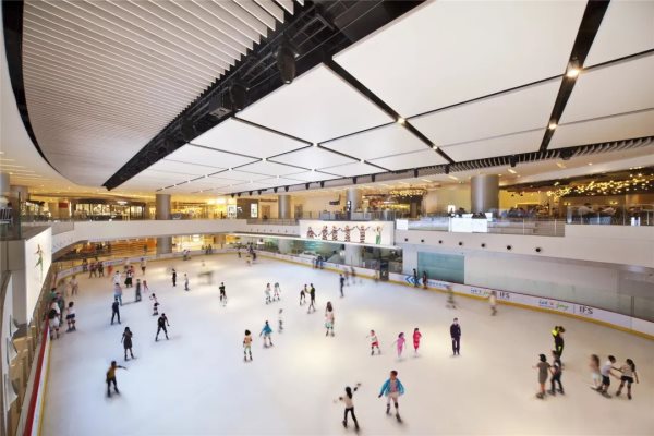 杭州滑冰場設(shè)計(jì)公司告訴您滑冰場都有哪些設(shè)計(jì)要求？「賽北冰雕」