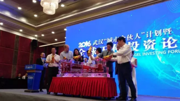 啟動(dòng)注酒冰雕